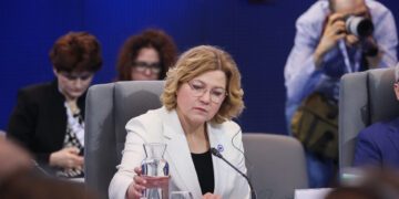 El feed ya es IA en su mayoría y Europa le pone una pegatina encima