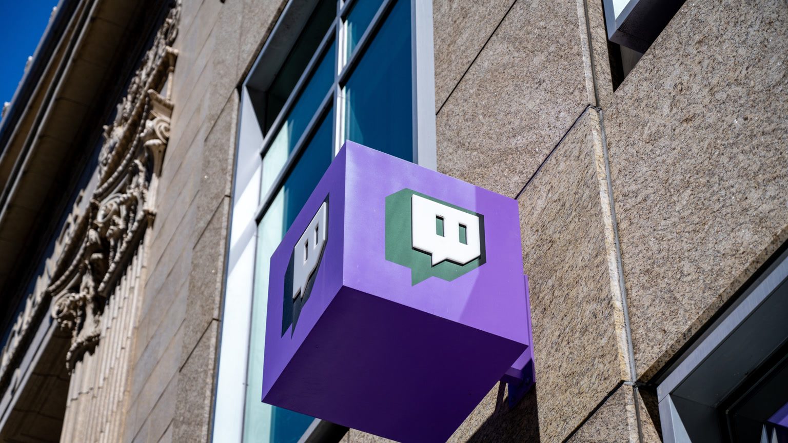 Un streamer de 900 seguidores demanda a Twitch y Amazon por entrenar su IA con años de…