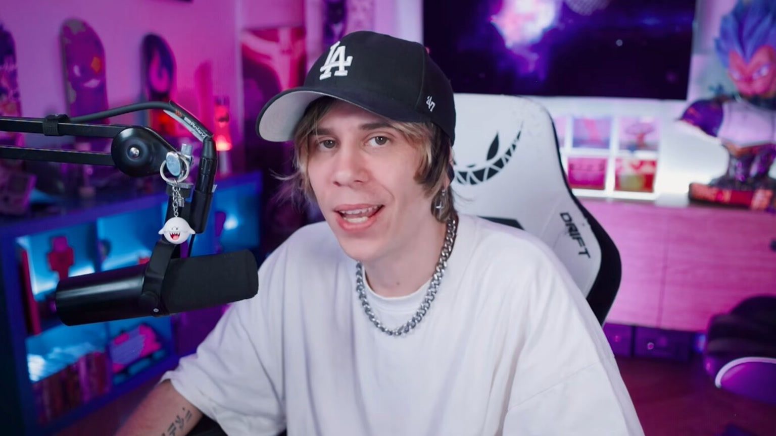 Rubius se come la funa de Rockstar y les pide a sus seguidores que le suelten el brazo