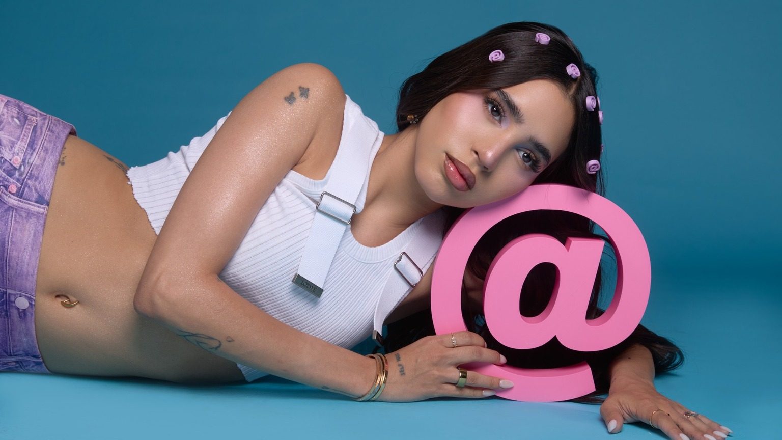 Dome se quita el nombre de influencer y titula el disco ‘La del Arroba’