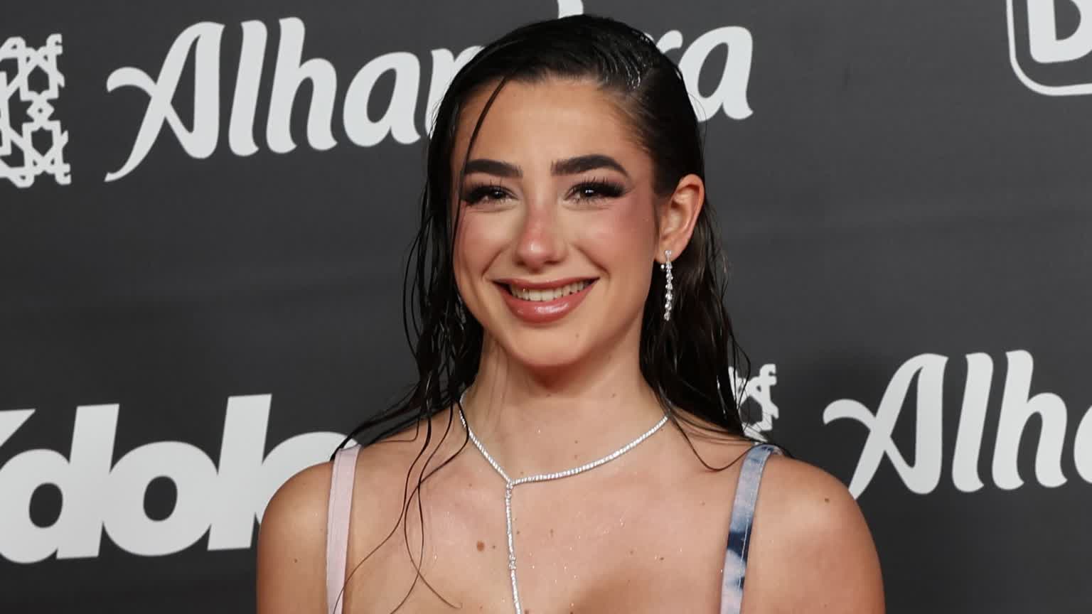 Lola Lolita gana un premio que Univision inventó para que existiera
